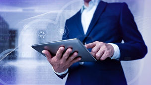 muz s tabletom v serverovni