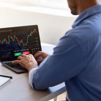 Man die de beurs checkt op laptop
