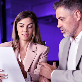 twee zakenmensen bespreken documenten