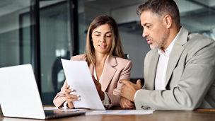 twee zakenmensen bespreken documenten