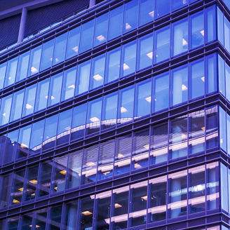 Zijaanzicht van kantoorgebouw