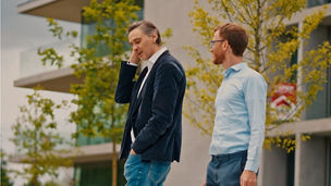 Kobe Geryl from KPMG in Belgium and Geert Aelbrecht from BESIX are at a BESIX construction site, discussing the company’s climate transition.