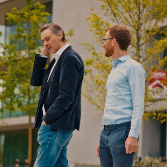 Kobe Geryl from KPMG in Belgium and Geert Aelbrecht from BESIX are at a BESIX construction site, discussing the company’s climate transition.