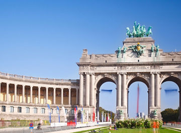 Een hoog gebouw met drie hoge bogen