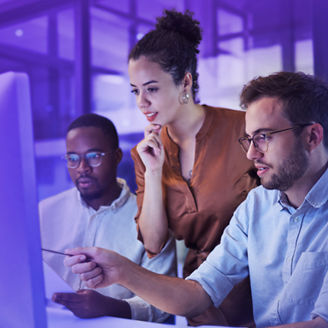 Trójka współpracowników przed ekranem monitora