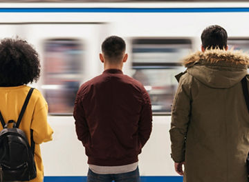 Personnes sur le quai de gare