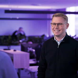 Valgeir starfsmaður KPMG á spjalli við annan starfsmann