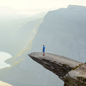 Wanderer auf Felsnase