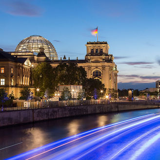 Der Bundestag im Abendlicht - Reformpaket im Fokus, Wirtschaftsstandort Deutschland