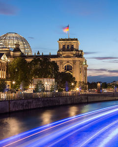 Bundestag im Abendlicht, im Vordergrund die Spree.