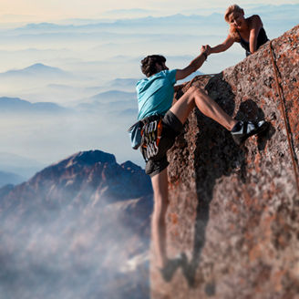 man en vrouw aan het klimmen op een berg