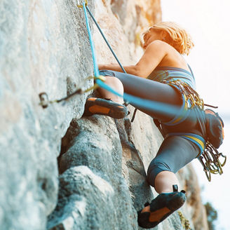 Een vrouw klimt op een berg
