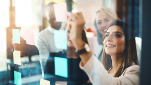 fotografía en colores magentas y azules de edificios