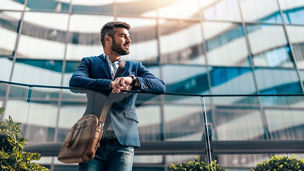 hombre mirando al horizonte