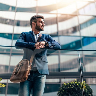 hombre mirando al horizonte