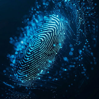 Una estructura cúbica tridimensional que se descompone en una serie de cubos más pequeños, mostrando un efecto de disolución, sobre un fondo azul y morado suave.