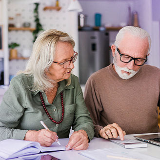 Aeltere Menschen am Tisch