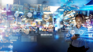  Frau mit Tablet und Hologrammen