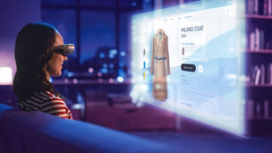 Vrouw die een VR-bril gebruikt