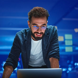 man achter laptop