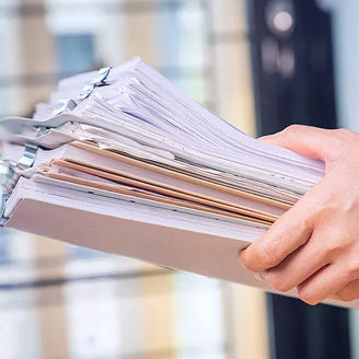 Aktenordner in Händen