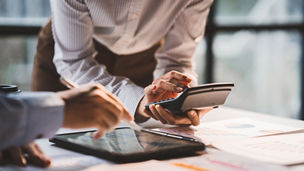 Profissionais a analisar informação financeira