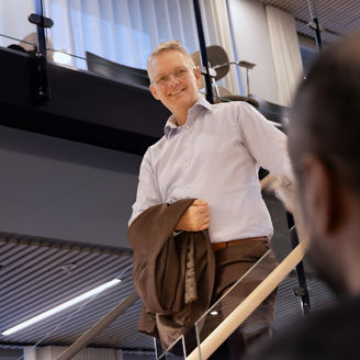 Anders står i en trapp på vei ned. 