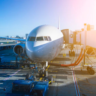 Fotografía de un avión en la pista del aeropuerto