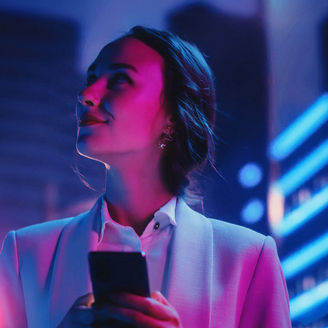 Fotografía de una mujer ejecutiva sonriendo