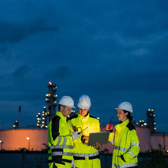 Fotografía de tres ingenieros inspeccionando una planta de energía