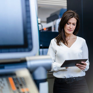Fotografía de una mujer ejecutiva en una planta de manufactura