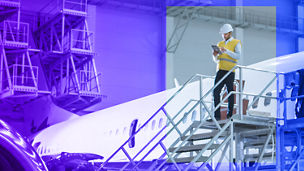 Arbeiter neben Flugzeug