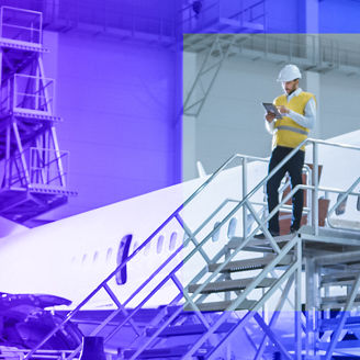 Arbeiter neben Flugzeug