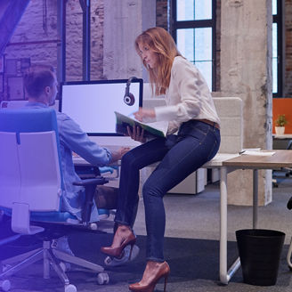 Kollegen unterhalten sich im Büro