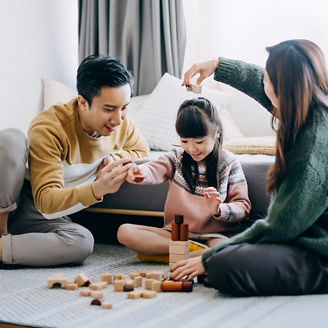 亞洲父母陪伴孩子玩積木