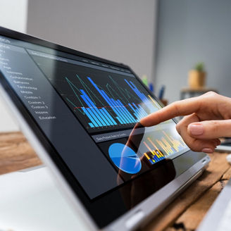 Finger zeigt auf Bildschirm