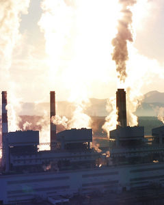 Fabrik und rauchende Schornsteine