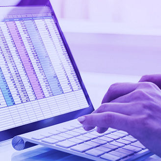 ruky pisuce na klavesnici