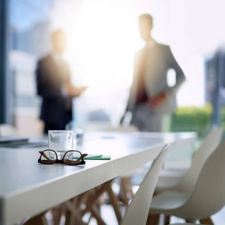 Frau in digitaler Welt