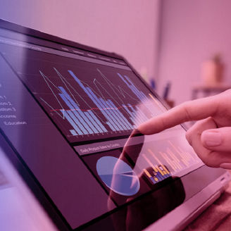 dotykovy display tabletu s grafmi na obrazovke