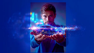 Eine Person hält ein holografisches, leuchtendes Modell eines Autos in den Händen, umgeben von einem futuristischen, digitalen Hintergrund.