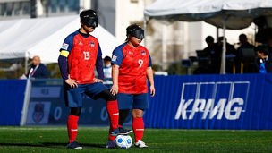 ペナルティキックで狙う選手2名