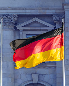 BaFin übernimmt KI-Aufsicht Deutsche und EU-Flagge