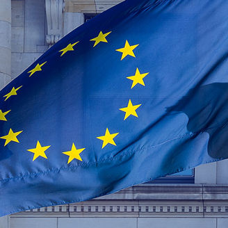BaFin übernimmt KI-Aufsicht im Finanzsektor deutsche und EU-Flagge