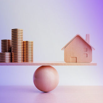 Waage balanciert geld und Holzhäuschen