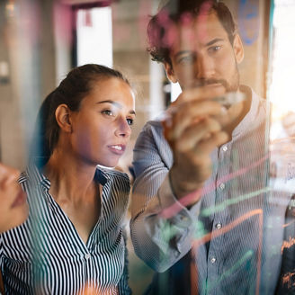 Un groupe de consultants examine un tableau avec un graphique, concentré sur la compréhension des données et de leurs implications.