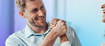 Deux experts KPMG collaboration Bleu partenariat service innovation