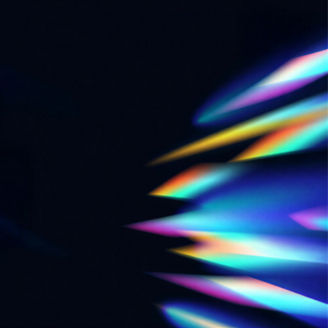 Fundo azul escuro abstracto com feixes de luz iridescentes e formas prismáticas coloridas.