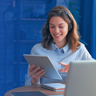Vrouw kijkt naar een Ipad