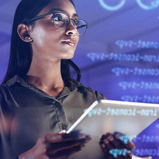 Mulher jovem a segurar um tablet, num ambiente tecnológico.